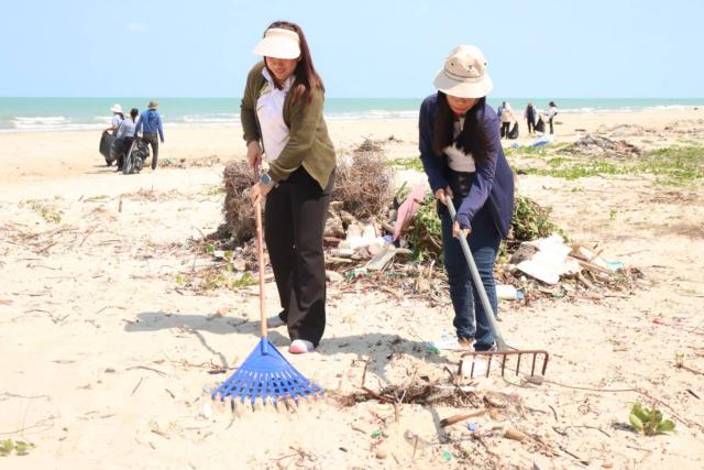 ประมวลภาพกิจกรรมบำเพ็ญประโยชน์(Big cleaning) ในวันท้องถิ่นไทย ณ หาดแพรกเมือง