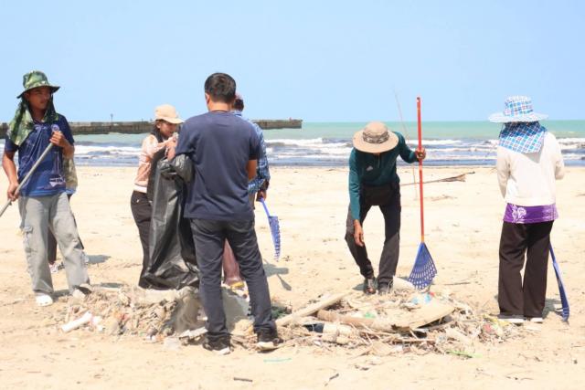 ประมวลภาพกิจกรรมบำเพ็ญประโยชน์(Big cleaning) ในวันท้องถิ่นไทย ณ หาดแพรกเมือง
