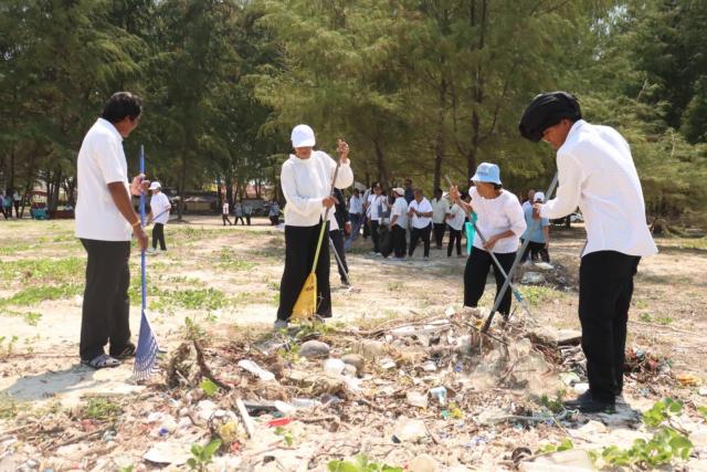 ประมวลภาพกิจกรรมบำเพ็ญประโยชน์(Big cleaning) ในวันท้องถิ่นไทย ณ หาดแพรกเมือง