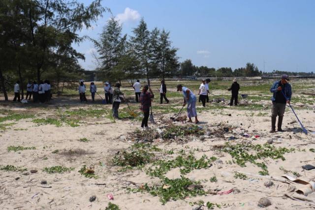 ประมวลภาพกิจกรรมบำเพ็ญประโยชน์(Big cleaning) ในวันท้องถิ่นไทย ณ หาดแพรกเมือง