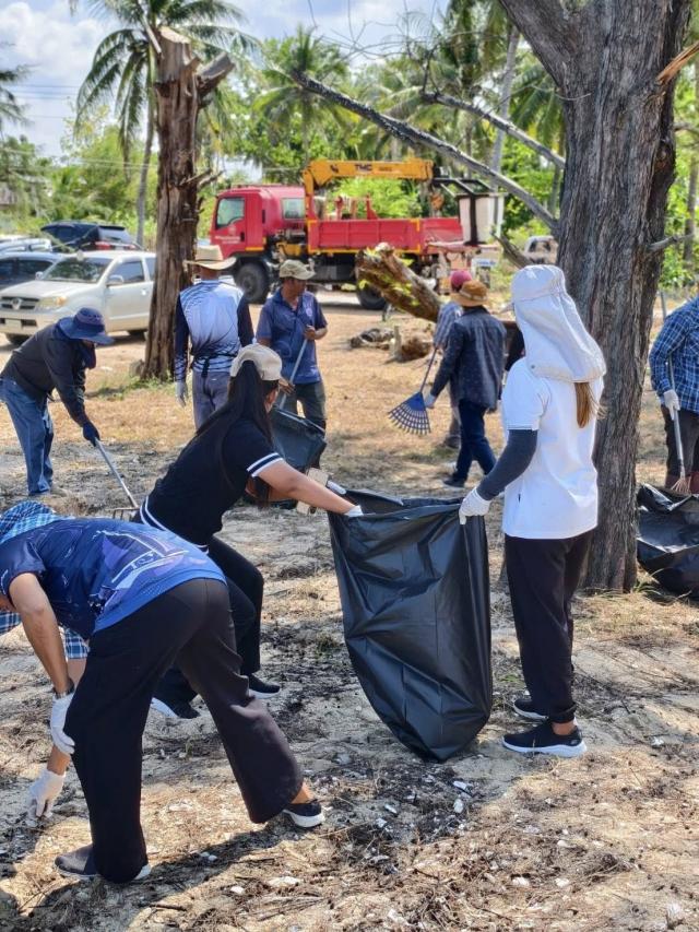 ภาพกิจกรรมบำเพ็ญประโยชน์(Big cleaning) ในวันท้องถิ่นไทย ณ บริเวณหาดจันทร์แจ้ง