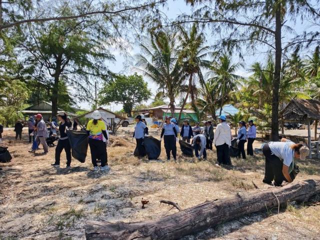 ภาพกิจกรรมบำเพ็ญประโยชน์(Big cleaning) ในวันท้องถิ่นไทย ณ บริเวณหาดจันทร์แจ้ง