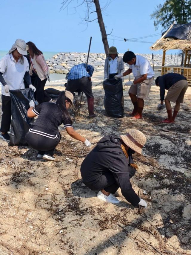 ภาพกิจกรรมบำเพ็ญประโยชน์(Big cleaning) ในวันท้องถิ่นไทย ณ บริเวณหาดจันทร์แจ้ง