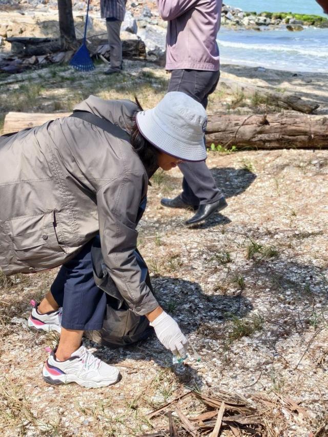 ภาพกิจกรรมบำเพ็ญประโยชน์(Big cleaning) ในวันท้องถิ่นไทย ณ บริเวณหาดจันทร์แจ้ง