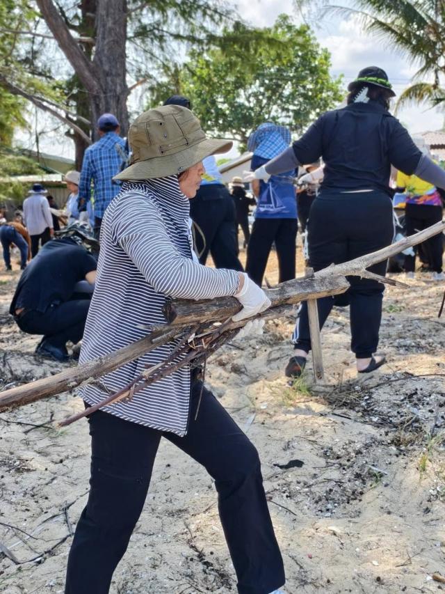 ภาพกิจกรรมบำเพ็ญประโยชน์(Big cleaning) ในวันท้องถิ่นไทย ณ บริเวณหาดจันทร์แจ้ง