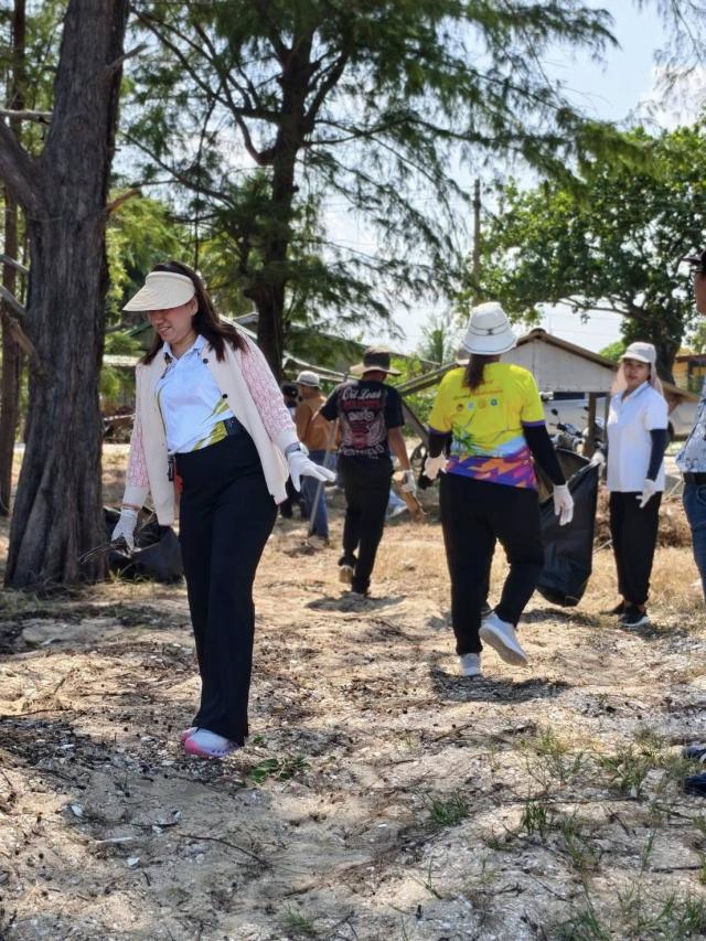 ภาพกิจกรรมบำเพ็ญประโยชน์(Big cleaning) ในวันท้องถิ่นไทย ณ บริเวณหาดจันทร์แจ้ง