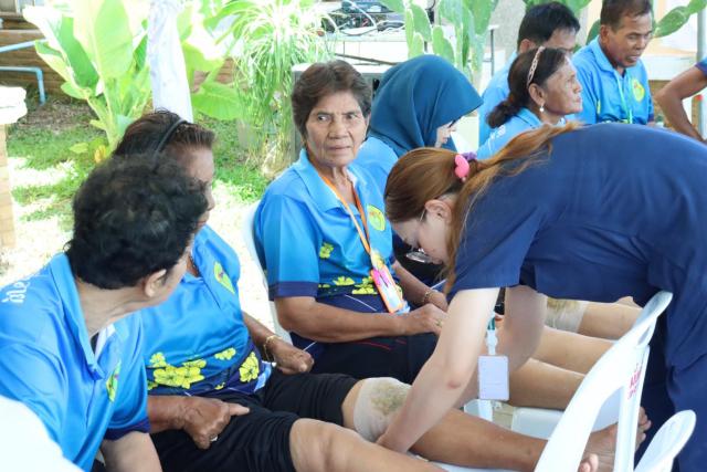 ภาพกิจกรรมโครงการส่งเสริมสุขภาพผู้สูงอายุ หลักสูตรนวดเส้นคลายกล้ามเนื้อ โรคสมองเสื่อม ข้อเข่าเสื่อม